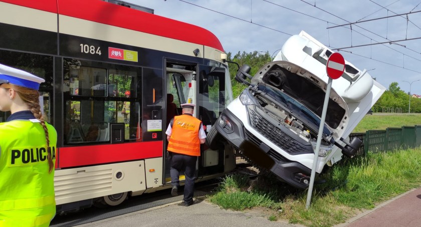 Auto dostawcze wjechało pod tramwaj na alei Havla [ZDJĘCIA] - Zdjęcie główne