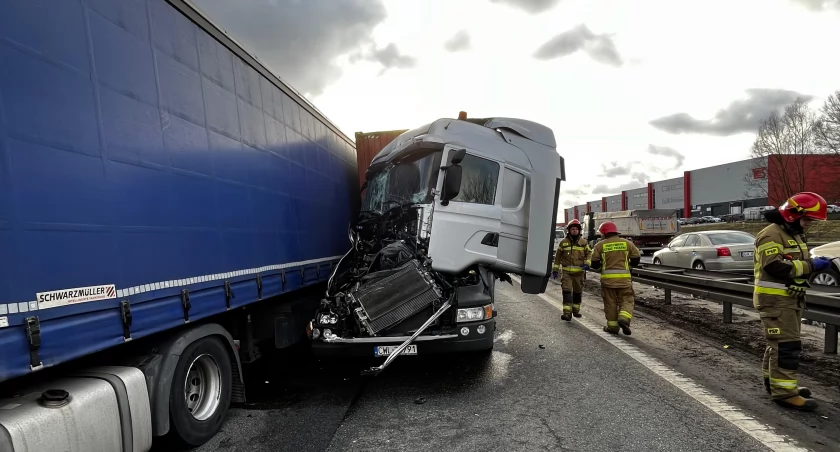 Poważny wypadek na obwodnicy. Jeden z kierowców w szpitalu [ZDJĘCIA] - Zdjęcie główne