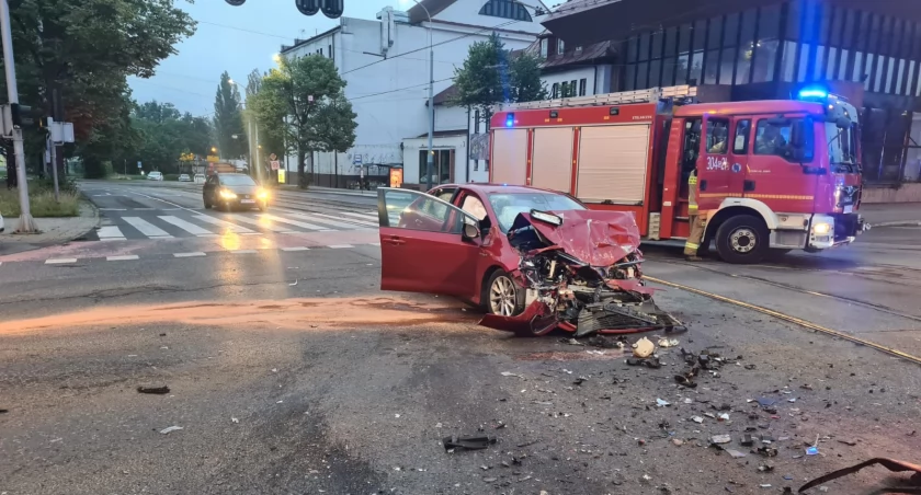 Poważny wypadek taksówki oraz miejskiego autobusu. Trzy osoby zostały ranne  - Zdjęcie główne