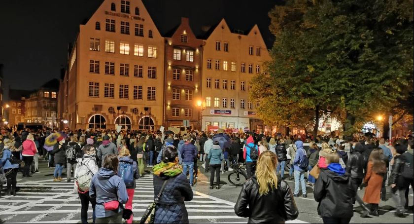 Rocznica wyroku TK ws. aborcji. Są zapowiedzi protestów pod biurami PiS - Zdjęcie główne