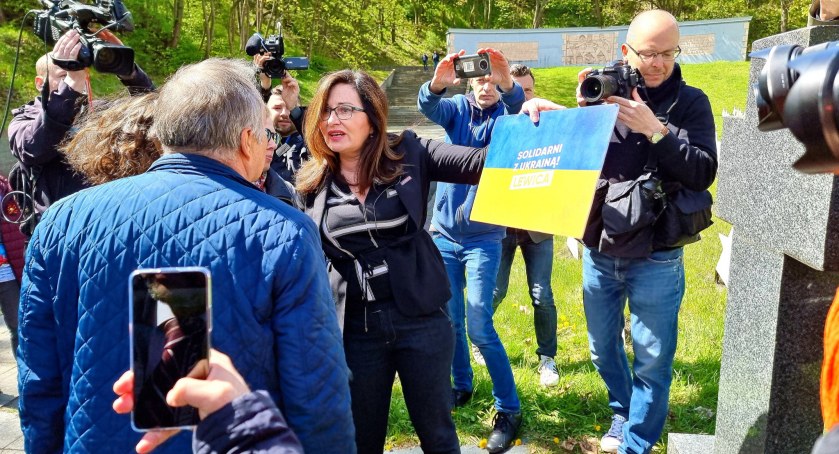 Przepychanki na cmentarzu żołnierzy radzieckich. Wśród uczestników posłanka Lewicy [WIDEO] - Zdjęcie główne