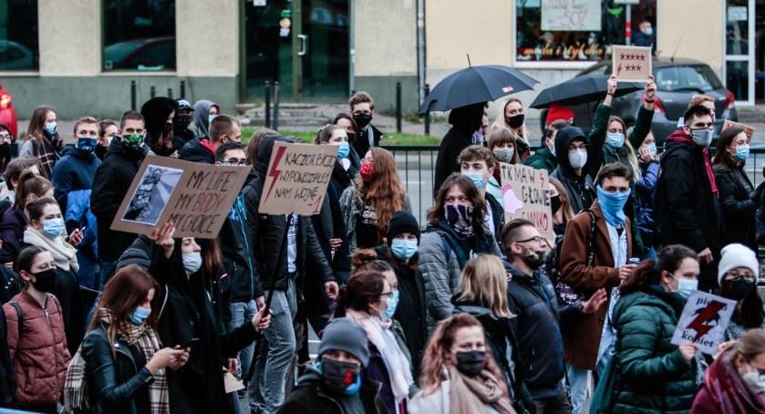 W czasie manifestacji skandowała hasło "Jeb... PiS". Sąd skazał młodą aktywistkę  - Zdjęcie główne