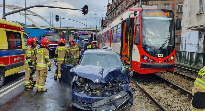 Zderzenie tramwaju i taksówki nieopodal ECS [ZDJĘCIA] - Zdjęcie główne