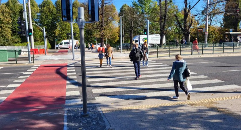 Na tramwaj przy Uniwersytecie Medycznym przez ulicę. Otwarto przejście - Zdjęcie główne