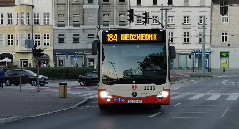 Koniec darmowych przejazdów autobusami i tramwajami dla uchodźców z Ukrainy - Zdjęcie główne