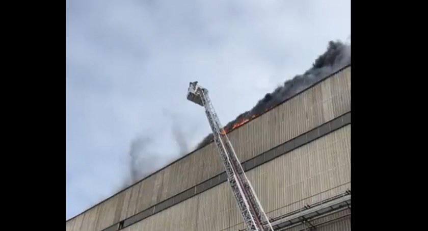 Pożar dachu budynku stoczniowej hali. 600 osób ewakuowanych [WIDEO] - Zdjęcie główne