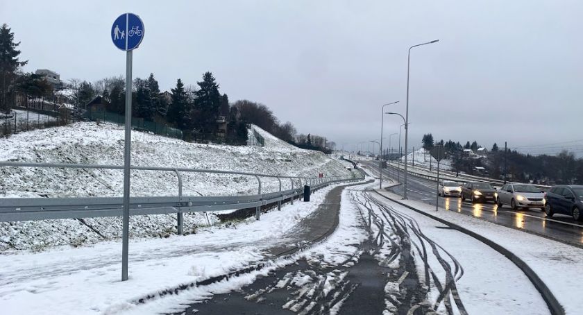 Spadł śnieg, a na drogach rowerowych niebezpiecznie. Co z odśnieżaniem? - Zdjęcie główne