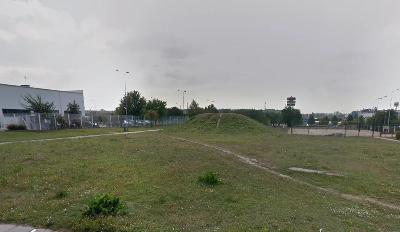 Obrazek do pytania - Ta górka często służyła zimą do zjazdów na sankach. Czy wiesz, co jeszcze jest tu dzisiaj?