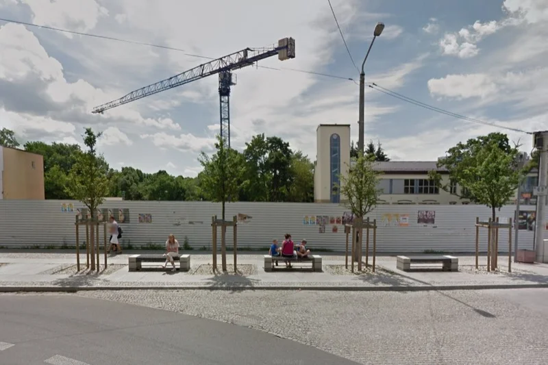 Obrazek do pytania - Teraz to miejsce jest centrum kulturalnych wydarzeń. Co buduje się na tym zdjęciu?