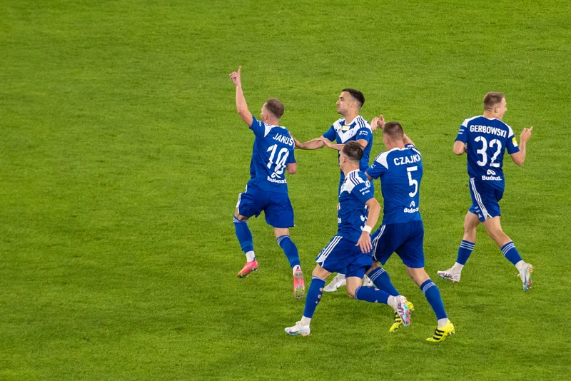 Obrazek do pytania - Dość niespodziewanie 37-letni Krzysztof Janus został włączony do kadry I zespołu. Ile bramek uzbierał super rezerwowy Wisły?
