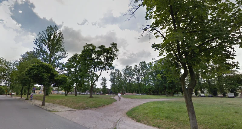 Obrazek do pytania - To jeden z większych placów w mieście. Co wybudowano w tym miejscu?