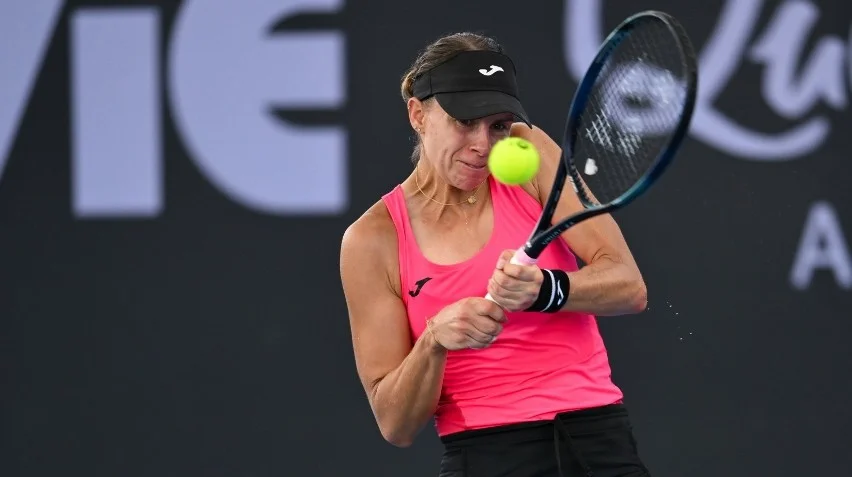 Porażka w singlu, porażka w deblu. Magda Linette już poza turniejem w Brisbane - Zdjęcie główne