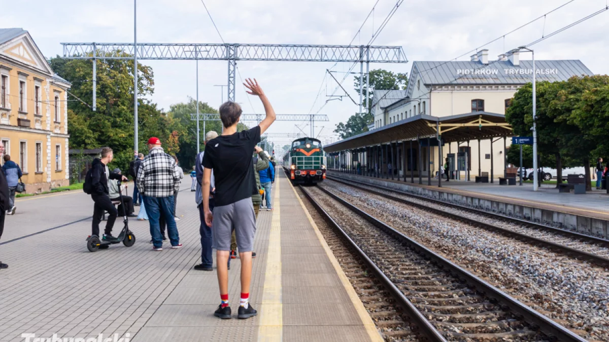 Ten pociąg odjeżdża tylko raz w roku. Właśnie przejechał przez Bełchatów
