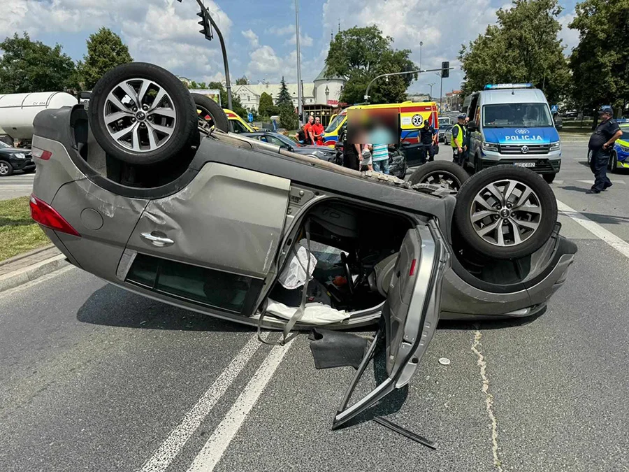 Niebezpiecznie w centrum Piotrkowa. Kia dachowała [ZDJĘCIA] - Zdjęcie główne