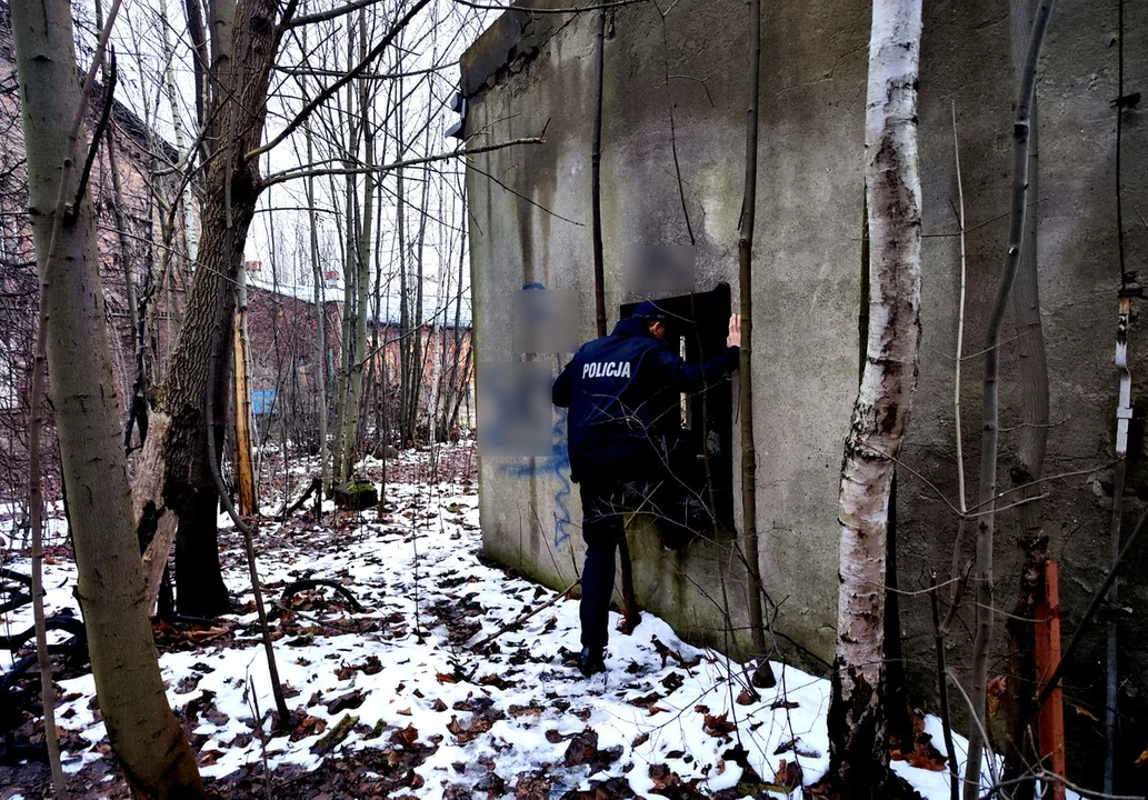 Alkohol i mróz doprowadziły do zgonu. Policja podaje informacje w sprawie śmierci mężczyzny - Zdjęcie główne