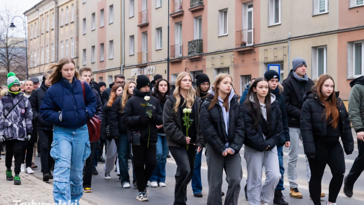 Marsz ku pamięci Wojtka. Piotrkowianie przeszli ulicami miasta [ZDJĘCIA] - Zdjęcie główne