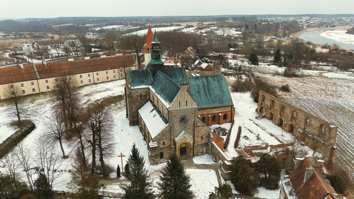 Architektoniczna perła niedaleko Piotrkowa. Tutaj TVP kręciło sceny do serialu [ZDJĘCIA] - Zdjęcie główne