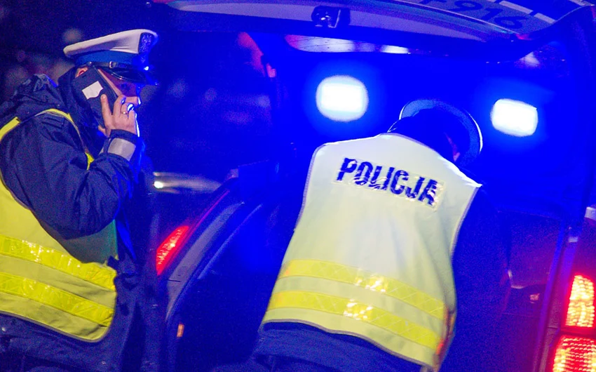 Od krok od tragedii. Krzyk kobiety doprowadził policjantów na miejsce - Zdjęcie główne