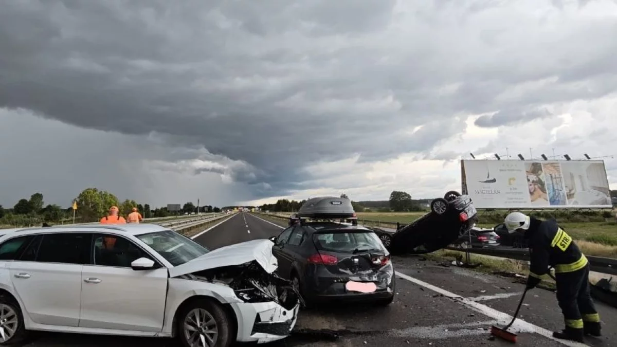 Poważny wypadek i dachowanie na S8. Troje dzieci trafiło do szpitala [ZDJĘCIA]