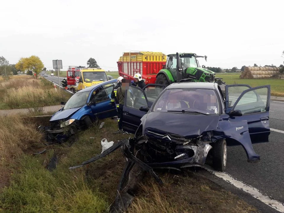 Wypadek między Bełchatowem i Piotrkowem. Trzy osoby ranne po zderzeniu osobówek - Zdjęcie główne