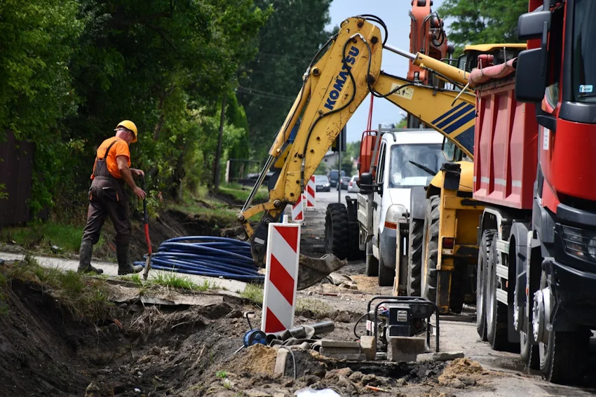 Ciężki sprzęt wyjechał na ulice Piotrkowa. Prace idą pełną parą - Zdjęcie główne