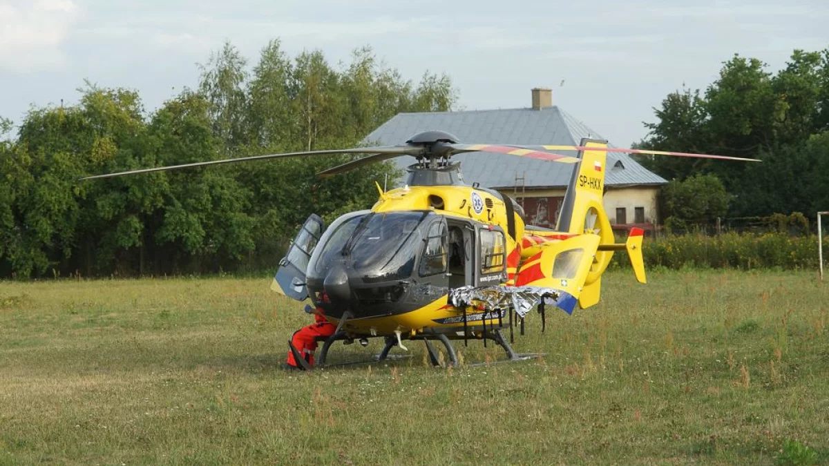 Kobieta wciągnięta przez maszynę rolniczą. Na miejscu lądował śmigłowiec LPR - Zdjęcie główne