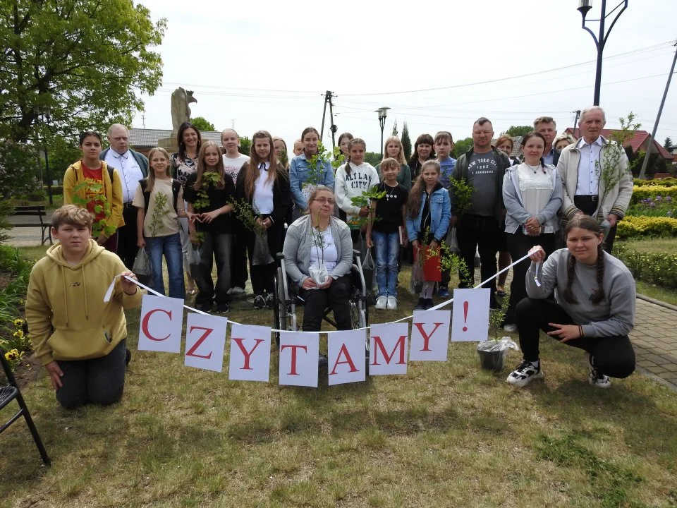 Rozdawali darmowe drzewka. Chętnych nie brakowało [ZDJĘCIA] - Zdjęcie główne