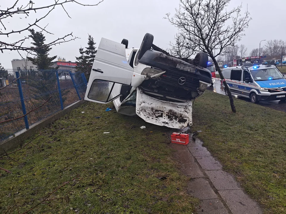 Piotrków Trybunalski: Kolejny pijany kierowca na drodze i ... kolejne dachowanie [FOTO] - Zdjęcie główne