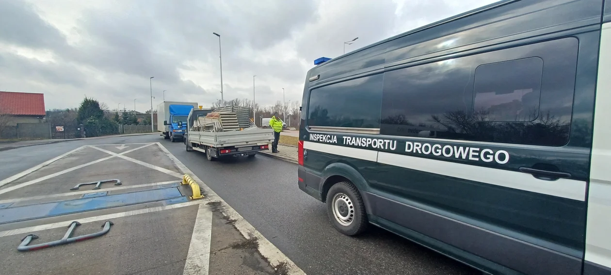 Kontrola pojazdów w Piotrkowie Trybunalskim i powiecie. Kierowcy otrzymali liczne mandaty karne - Zdjęcie główne