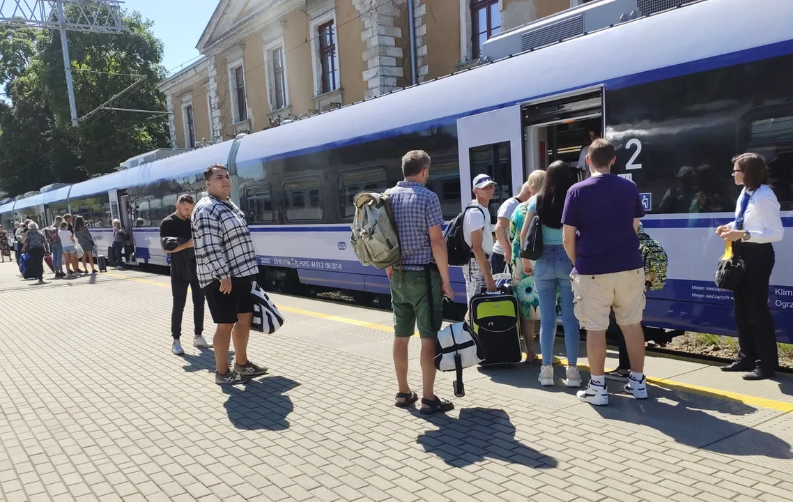 Na majówkę pociągiem. PKP zachęca: Więcej połączeń i atrakcyjne ceny biletów - Zdjęcie główne