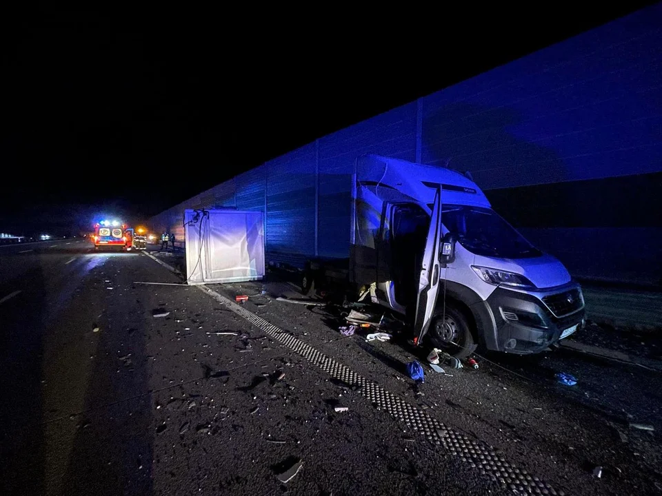 Dostawczak zderzył się z ciężarówką. Groźnie na A1 - Zdjęcie główne