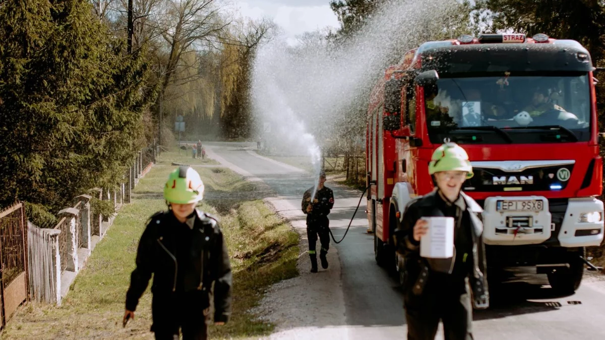 Świętowali Śmigusa-Dyngusa i pomagali koledze. Akcja strażaków z Przygłowa na zdjęciach