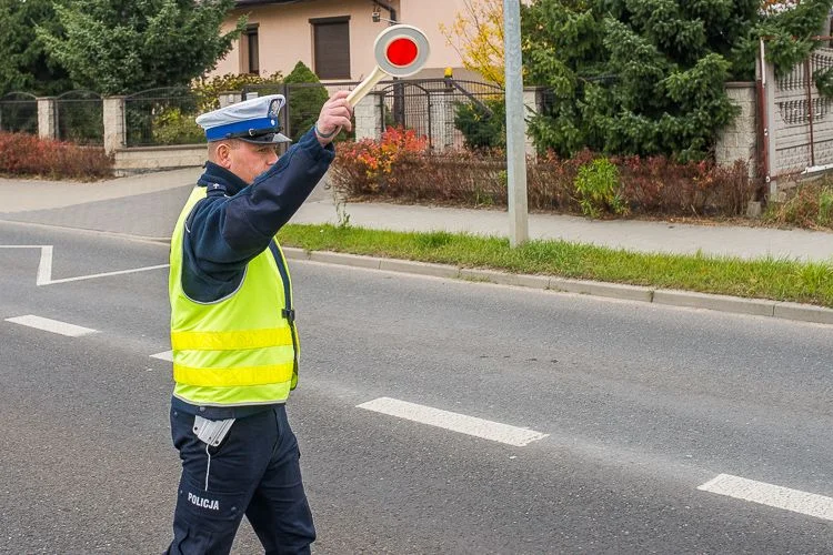 Był tak pijany, że zasnął za kółkiem... na środku skrzyżowania - Zdjęcie główne