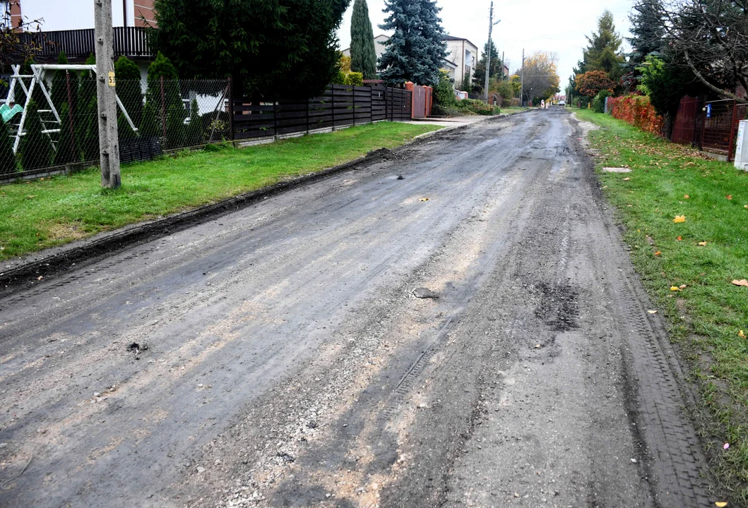 Remontów w Piotrkowie ciąg dalszy. Zdarto asfalt na kolejnej drodze! - Zdjęcie główne