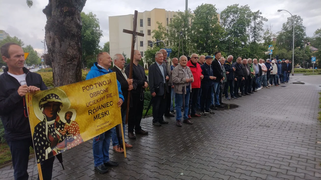 Deszcz nie przeszkodził im w modlitwie. Za nami kolejny przemarsz wiernych - Zdjęcie główne