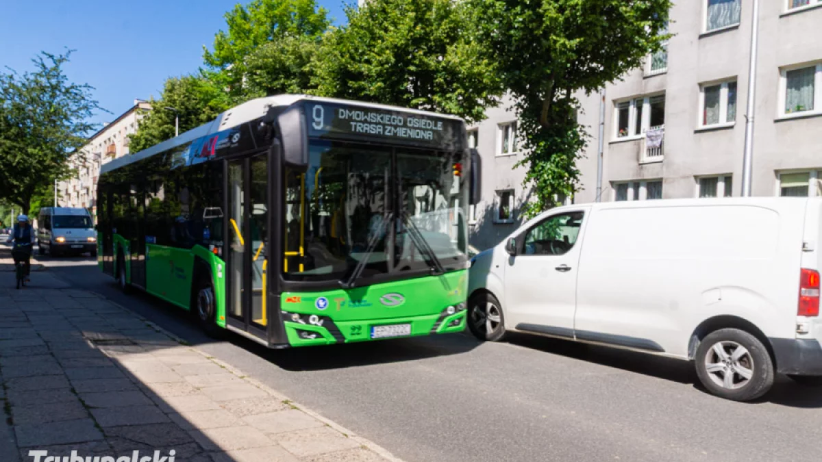 Zaparkowane auta kontra autobusy miejskie. Czy zmieni się organizacja ruchu?