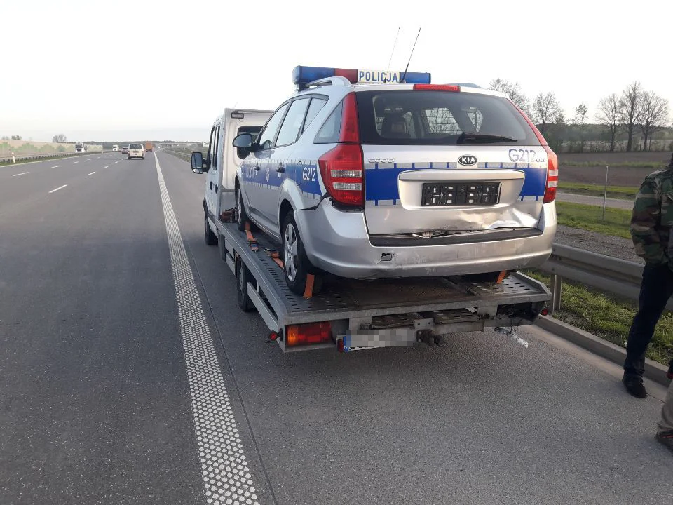 Policyjny radiowóz rozbity. Nietypowe zdarzenie na autostradzie A1 - Zdjęcie główne