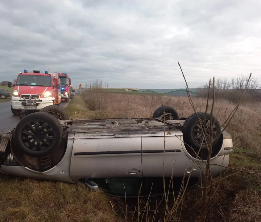 Osobówka dachowała w powiecie piotrkowskim. Wszystkie służby na miejscu - Zdjęcie główne