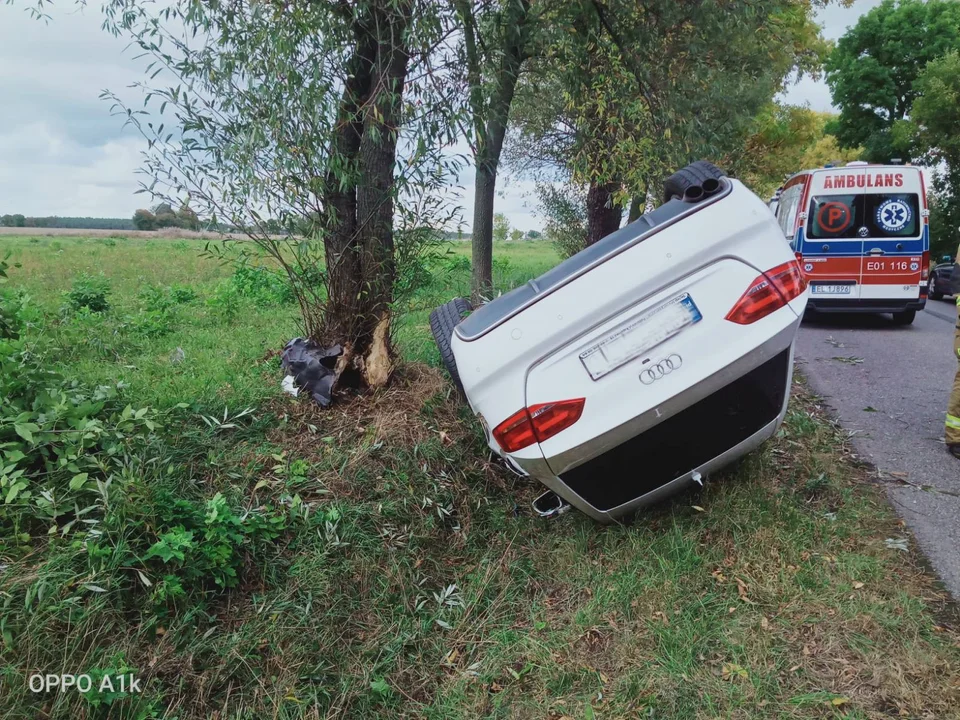 Dachowanie osobówki w powiecie piotrkowskim - Zdjęcie główne