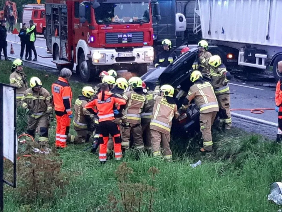 Groźny wypadek pod Piotrkowem. Rozcięto karoserię, żeby uwolnić kierowcę [FOTO] - Zdjęcie główne