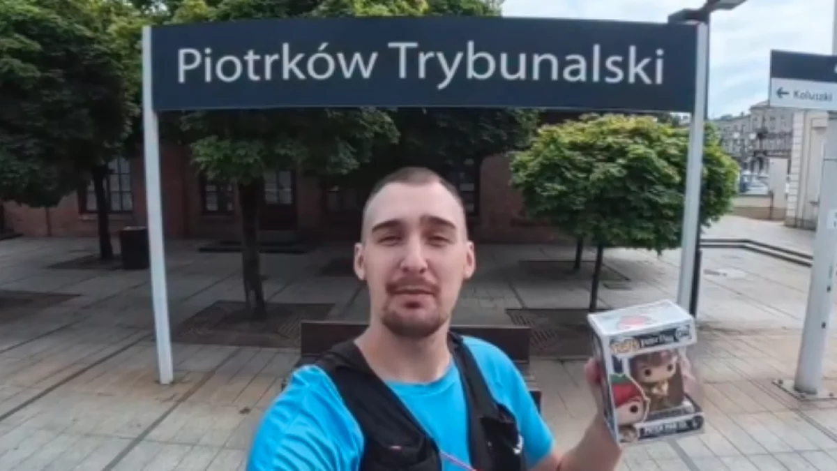 Z figurką w dłoni i dziwnym pytaniem. Przebiegł kilometry przez Piotrków