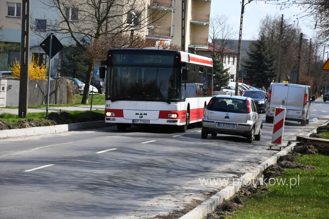 Jedna z ulic w Piotrkowie wyłączona z ruchu. Powodem sylwestrowa impreza - Zdjęcie główne