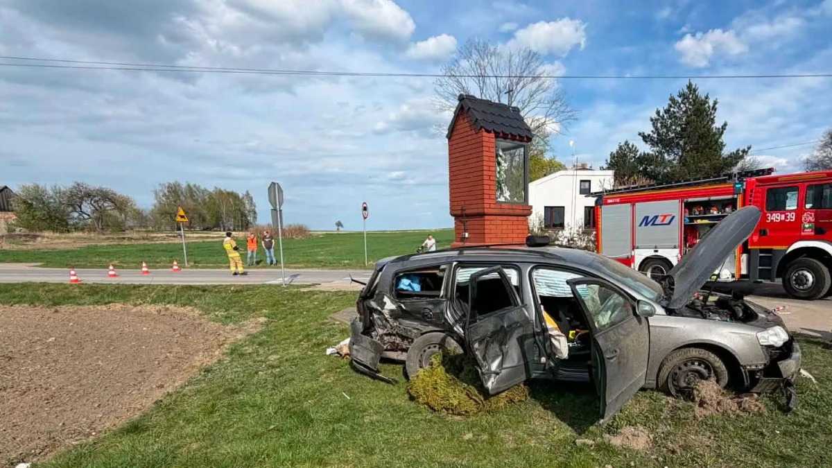 Wypadek w gminie Czarnocin. Są ranni, stan dziecka jest poważny