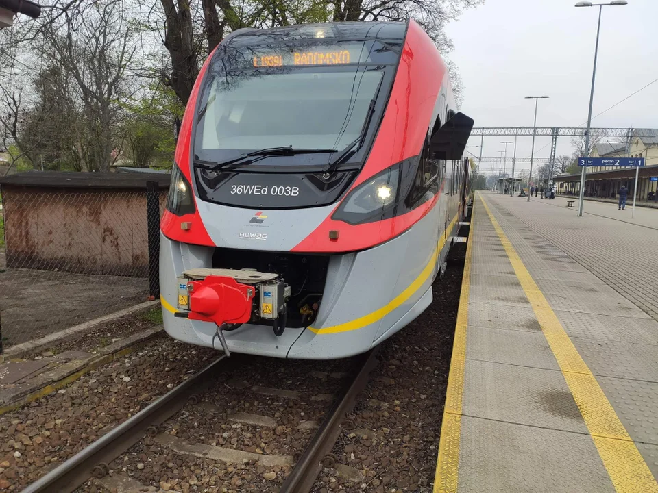 Kierowca uderzył w pociąg i uciekł. Niebezpieczne zdarzenie w powiecie - Zdjęcie główne