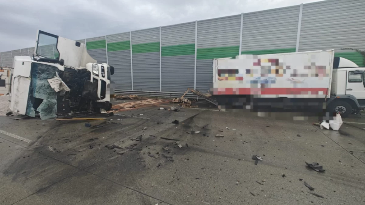 Groźny wypadek ciężarówek na autostradzie A1. Śmigłowiec LPR w akcji, trasa w kierunku Katowic zablokowana