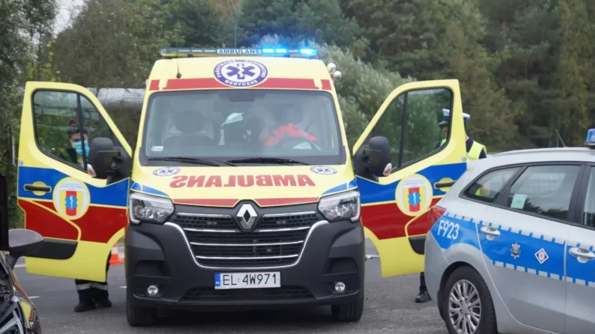 Potrącenie na przejściu w powiecie piotrkowskim. Mężczyzna przetransportowany do szpitala