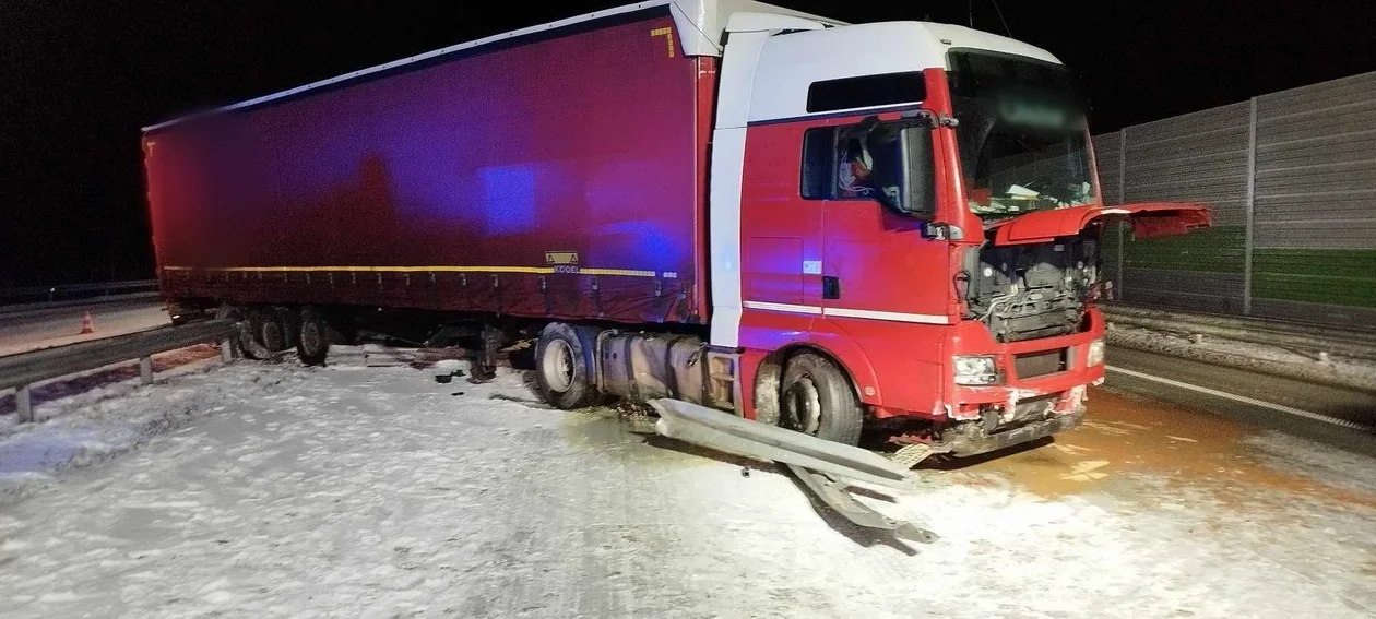 Ciężarówka wpadła w poślizg i uderzyła w bariery. Groźne zdarzenie na autostradzie A1 - Zdjęcie główne