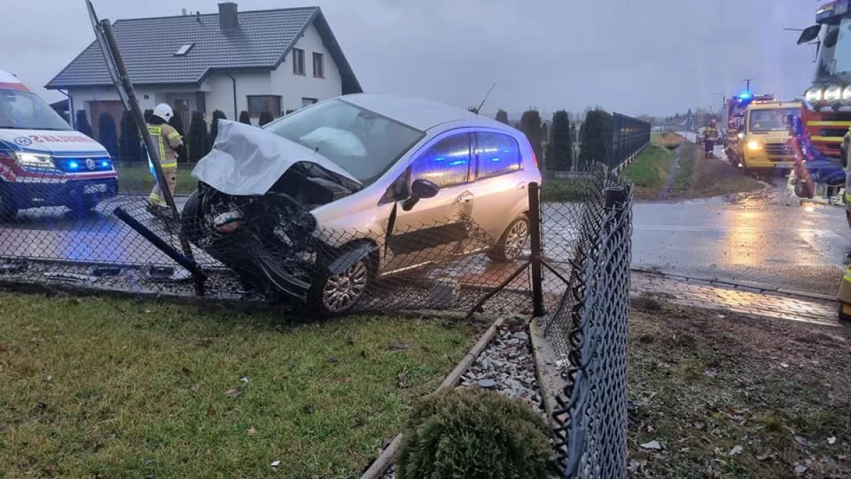 Pechowy poranek w powiecie piotrkowskim. Fiat wylądował na ogrodzeniu [ZDJĘCIA] - Zdjęcie główne