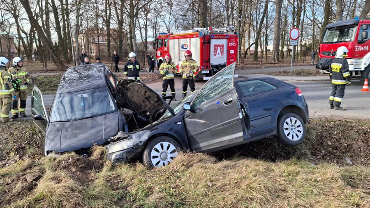 Jazdę zakończyli w rowie. Groźny wypadek niedaleko Piotrkowa [ZDJĘCIA] - Zdjęcie główne