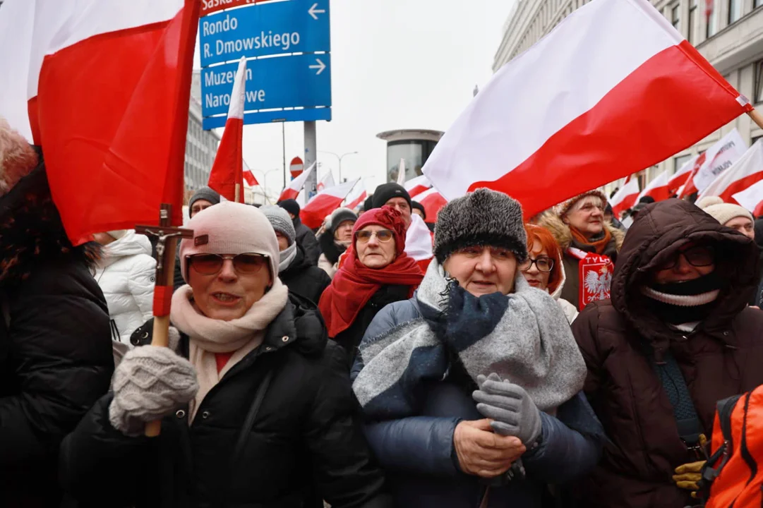 Piotrkowianie na marszu PiS. Do stolicy udało się blisko 300 osób [FOTO] - Zdjęcie główne